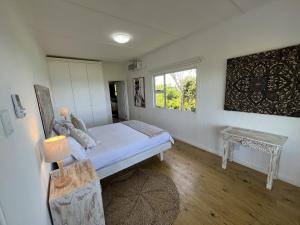 - une chambre avec un grand lit et une fenêtre dans l'établissement Casa Mia, à Ponta Malangane