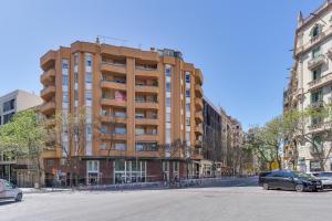 バルセロナにあるSagrada Familia Viewの車が通りを通った建物