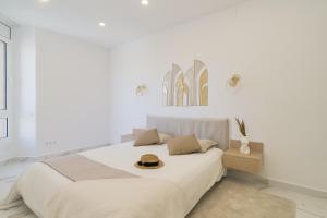 バルセロナにあるSagrada Familia Viewの白いベッドルーム(帽子付きのベッド付)