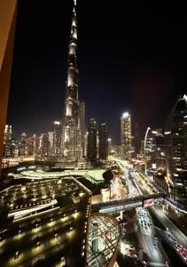 - une vue sur une ville la nuit avec la circulation dans l'établissement Deluxe Studio Address Dubai Mall "The Residence", à Dubaï