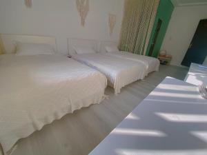 Rúm í herbergi á Stone Forest Mijia Guest House