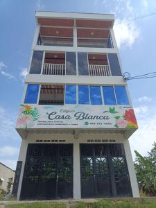 ein hohes Gebäude mit einem Schild drauf in der Unterkunft Hermoso apartamento en Lérida. in Lérida