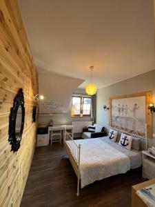 ヤスタルニャにあるWilla Klaraのベッドルーム1室(ベッド1台付)、リビングルームが備わります。