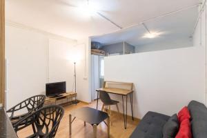 salon z kanapą i stołem w obiekcie One bedroom flat in Sant Andreu with small terrace w Barcelonie