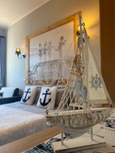 a small sail boat in a room with a bed at Willa Klara in Jastarnia