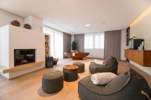 ein Wohnzimmer mit Stühlen und einem Kamin in der Unterkunft Neumühle Resort & Spa in Hammelburg