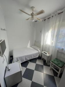 Postel nebo postele na pokoji v ubytování Hostal Restaurante La Giralda