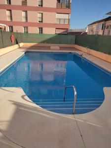 a large swimming pool in front of a building at Apartamento renovado en el centro de Benalmádena in Benalmádena