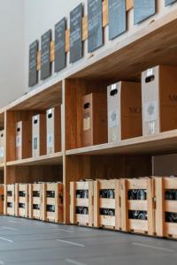 een kamer met planken gevuld met dozen wijn bij Hotel- Weingut- Moselloreley in Piesport