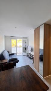 ein Wohnzimmer mit einem Sofa und einem Spiegel in der Unterkunft le cabanon in Roquebrune-Cap-Martin