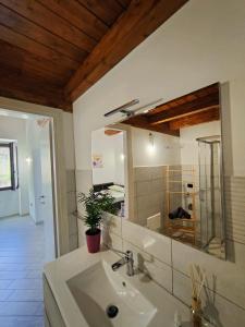 een badkamer met een wastafel en een spiegel bij B&B Al Centro - Ossi in Ossi
