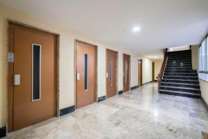 um corredor com portas e escadas num edifício em For You Rentals Central Apartment Atocha Station Madrid TEL3 em Madri