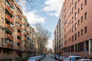 una calle de la ciudad con coches y edificios aparcados en For You Rentals Central Apartment Atocha Station Madrid TEL3 en Madrid