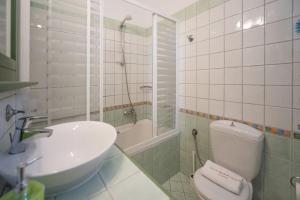 A bathroom at Avlaki Beach House,stylish villa in Kassiopi Még 25 kép