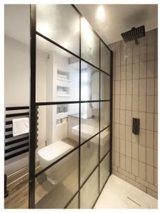 een badkamer met een glazen douchecabine en een toilet bij SoulFul Stays Chelmsford in Broomfield