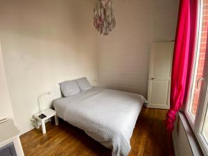 Posteľ alebo postele v izbe v ubytovaní P'tite maison du Parc