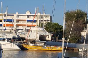 Zdjęcie z galerii obiektu Condo with direct access to the beach w Hyères