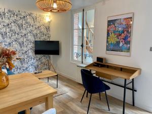 Televízia a/alebo spoločenská miestnosť v ubytovaní P'tite maison du Parc