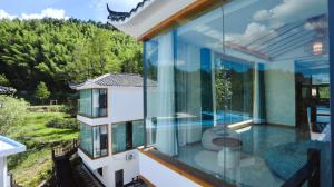 Avatar Hilltop Manor B&B内部或周边的泳池