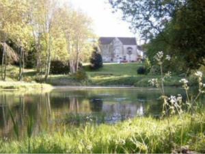 een huis met een vijver voor een huis bij Arbor Cottage in Eastbourne