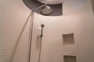 een douche met een douchekop in de badkamer bij Het Kasteeltje in Vlissingen