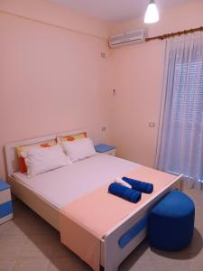 1 dormitorio con cama y taburete azul en Eleart, en Golem