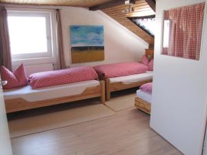 Gästehaus Huber - traditional Sixties Hostelにあるベッド