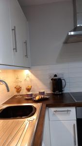 uma cozinha com um lavatório e uma bancada em SoulFul Stays Chelmsford em Broomfield