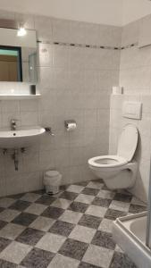 A bathroom at Pension Kappel
