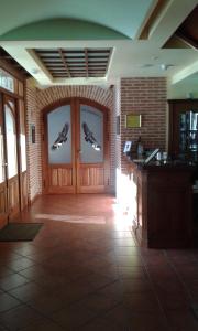 un vestíbulo con un par de zapatos en las puertas en Hotel Puerta Sepúlveda, en Sepúlveda