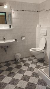 A bathroom at Pension Kappel