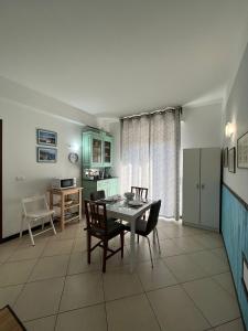 una cucina e una sala da pranzo con tavolo e sedie di Appartamenti Azzurro Smeraldo a Sestri Levante