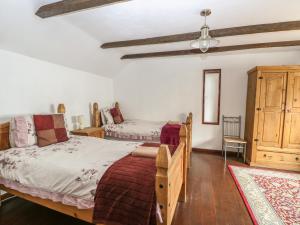 ノリッジにあるThe Old Barnのベッドルーム1室(ベッド2台、木製キャビネット付) +10枚の写真