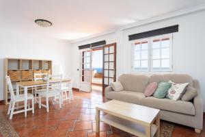 ein Wohnzimmer mit einem Sofa und einem Tisch in der Unterkunft Fantasticas vistas al mar, playa y piscina in Radazul