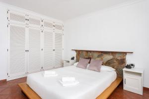 A bed or beds in a room at Fantasticas vistas al mar, playa y piscina Még 26 kép