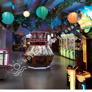 a arcade with a pinball game in a room at Goldfinch - Spacious 2 bed at Seal Bay in Selsey