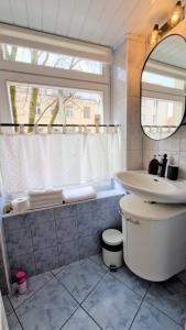 uma casa de banho com um lavatório, um WC e um espelho. em Rudi4 Luxury Vilnius Apartment em Vilnius