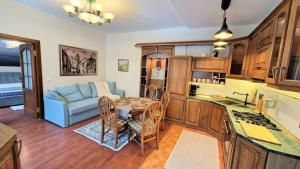 Η κουζίνα ή μικρή κουζίνα στο Rudi4 Luxury Vilnius Apartment +9 φωτογραφίες