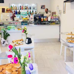 uma cozinha com um balcão com pratos de comida em VILLA ESMERALDA em Pozzilli