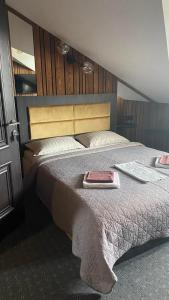 een slaapkamer met een bed met een toetsenbord erop bij Rikabar Restaurant & nature in Bila Tserkva