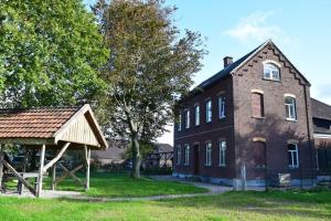 - un ancien bâtiment en briques avec un pavillon en face dans l'établissement Das Herrenhaus, à Kevelaer