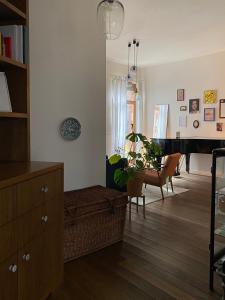 een woonkamer met een dressoir en een vleugel bij Kraków Piano Apartment in Krakau
