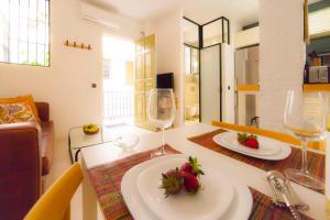 una cocina con una mesa con dos copas de vino. en Modern apartment in City Centre en Sevilla