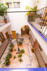 una vista aérea de un edificio con una escalera en Modern apartment in City Centre en Sevilla