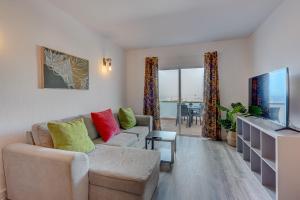 Televízia a/alebo spoločenská miestnosť v ubytovaní Bright and modern apt in Costa Adeje