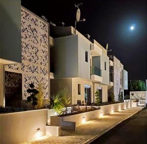 ein Gebäude mit Lichtern davor bei Nacht in der Unterkunft Antigona Nikiti in Nikiti