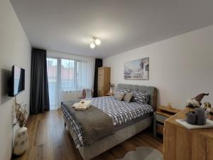 1 dormitorio con cama con almohada de perro en Vazov Apartment en Kazanlŭk