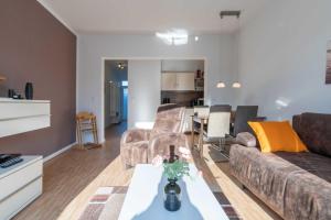 een woonkamer met een bank en een tafel bij Villa Marin Wohnung 15 in Zinnowitz