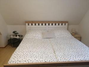 Säng eller sängar i ett rum på Appartement bei Schloß Ulmerfeld