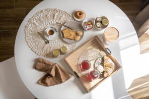 un tavolo bianco con un piatto di cibo sopra di B&B La Finestra Sui Tetti a Lanciano